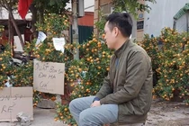 Bán quất cảnh ế ẩm, chàng trai được người dân đến ủng hộ