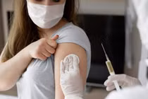 Điều gì xảy ra nếu bạn tiêm vaccine khi đang mắc COVID-19?