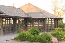 Hoảng hồn khi thấy thứ bọc trong túi treo trước cửa quán cà phê