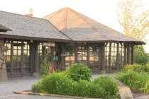 Hoảng hồn khi thấy thứ bọc trong túi treo trước cửa quán cà phê