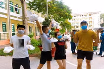 Chùm ảnh cách ly gây bão mạng của Việt kiều