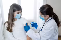 Lý do phản ứng phụ sau 2 mũi vắc xin COVID-19 có thể khác nhau