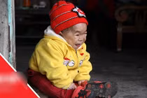 Video: Cô gái 28 tuổi mang hình hài của đứa trẻ lên 3