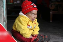 Video: Cô gái 28 tuổi mang hình hài của đứa trẻ lên 3