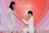 Siêu mẫu nội y diễn khi được con trai tỷ phú sòng bạc cầu hôn?