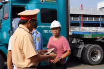 Video: Tài xế container dương tính với ma túy nói mình... uống thuốc cảm