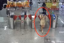 Xé quần áo livestream hở hang trên tàu điện ngầm, cô gái bị cảnh sát bắt