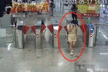 Xé quần áo livestream hở hang trên tàu điện ngầm, cô gái bị cảnh sát bắt