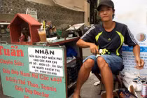 Món quà của người thợ sửa giày bên đường khiến cụ ông rơi nước mắt