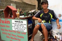 Món quà của người thợ sửa giày bên đường khiến cụ ông rơi nước mắt