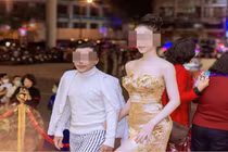 Tiểu tam trong vụ đánh ghen phố Lý Nam Đế khoe ảnh đi dự sự kiện