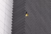 Video: Hãi hùng "người nhện" tay không leo tòa nhà 43 tầng