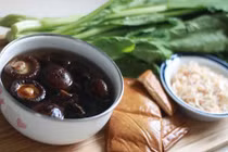 Đổ nước ngâm nấm khô đi, sai lầm cần phải bỏ ngay của các bà nội trợ