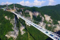 Hãi hùng bước trên cầu kính dài nhất thế giới ở TQ