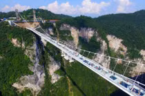 Hãi hùng bước trên cầu kính dài nhất thế giới ở TQ