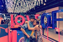 Hậu Valentine, Linh Chi và vợ cũ Lâm Vinh Hải cùng khoe quà