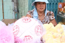 Dạo phố người Hoa mua đồ cúng Tết Thanh Minh