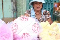 Dạo phố người Hoa mua đồ cúng Tết Thanh Minh