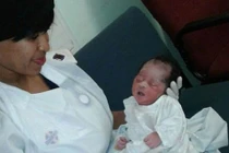 Bé sơ sinh sống sót thần kỳ khi bị bỏ rơi trong ống cống