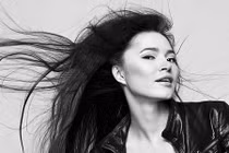 Vui vẻ chấp nhận để chồng sắp cưới qua chăm sóc tình cũ