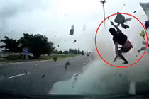 Video: Tài xế bay khỏi cabin xe tải trong tai nạn thảm khốc