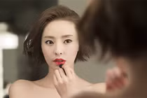 Tôi có nên còng lưng làm việc trả nợ 'tình phí' cho vợ trẻ?