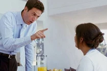 Dậy sóng chồng nổi giận kì kèo vì vợ con dùng hết 800k tiền điện