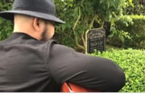 Video: Người đàn ông ôm đàn hát trước mộ Trần Lập gây “bão“