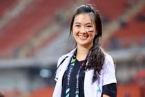 Video: Cơ duyên nào khiến người đẹp trở thành bác sĩ ĐT Thái Lan ở AFF Cup