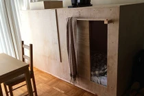 Chàng trai ngủ trong hộp gỗ để đỡ tiền thuê nhà