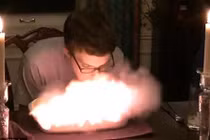 Video: Lửa bùng phát trong tiệc sinh nhật, la hét hoảng loạn