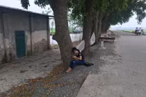 Trượt tốt nghiệp, nữ sinh bị bố mẹ đuổi ra khỏi nhà