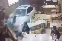 Video: Kinh hoàng khoảnh khắc lái xe say rượu đâm thẳng vào nhà hàng