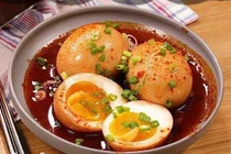 Video: Trứng gà tắm ớt cay, món ngon tốn cơm ngày mát trời