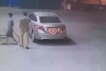 Video: Tài xế ô tô quỵt tiền đổ xăng ở Hà Nội