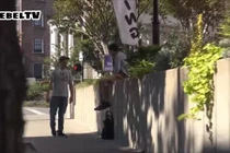 Video: Thanh niên ngang nhiên "cướp giày" giữa phố và cái kết