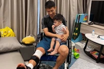 Hùng Dũng được bà xã giúp tập vật lý trị liệu tại nhà
