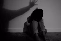 Sốc nặng khi phát hiện con gái bị 3 người đàn ông cùng hãm hiếp