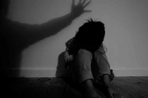 Sốc nặng khi phát hiện con gái bị 3 người đàn ông cùng hãm hiếp