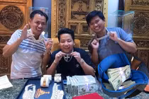 Khoa Pug mang cả tỷ tiền mặt đi mua kim cương