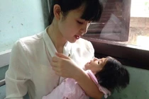 Nhan sắc cô gái Lào Cai nhận nuôi bé 14 tháng nặng 3,5 kg
