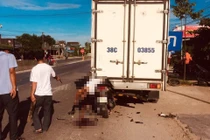 Tông vào xe tải đỗ bên đường, người đàn ông tử vong thảm thương