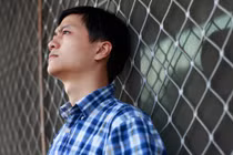 Em chồng đến chơi, vợ tôi lập tức quỳ sụp khóc lóc thảm thiết