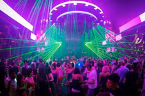 Gái xinh dùng đủ cách để lột sạch ví trai gà