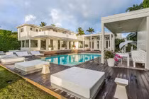 Bên trong biệt thự 11,6 triệu USD của nàng WAGs bốc lửa Shakira