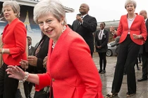 Video: Phút hiếm hoi Thủ tướng Anh Theresa May nhảy như học sinh cấp 3