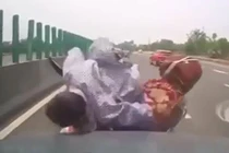 Video: Phóng ngược chiều trên cao tốc, người đàn ông gặp cái kết bi thảm