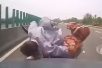 Video: Phóng ngược chiều trên cao tốc, người đàn ông gặp cái kết bi thảm