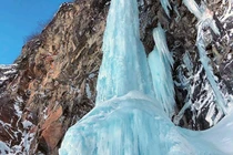 Thác nước đóng băng đổ sập vùi khách du lịch mắc kẹt