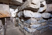 Khám phá đền cổ, phát hiện hài cốt 3.000 năm trong tư thế lạ